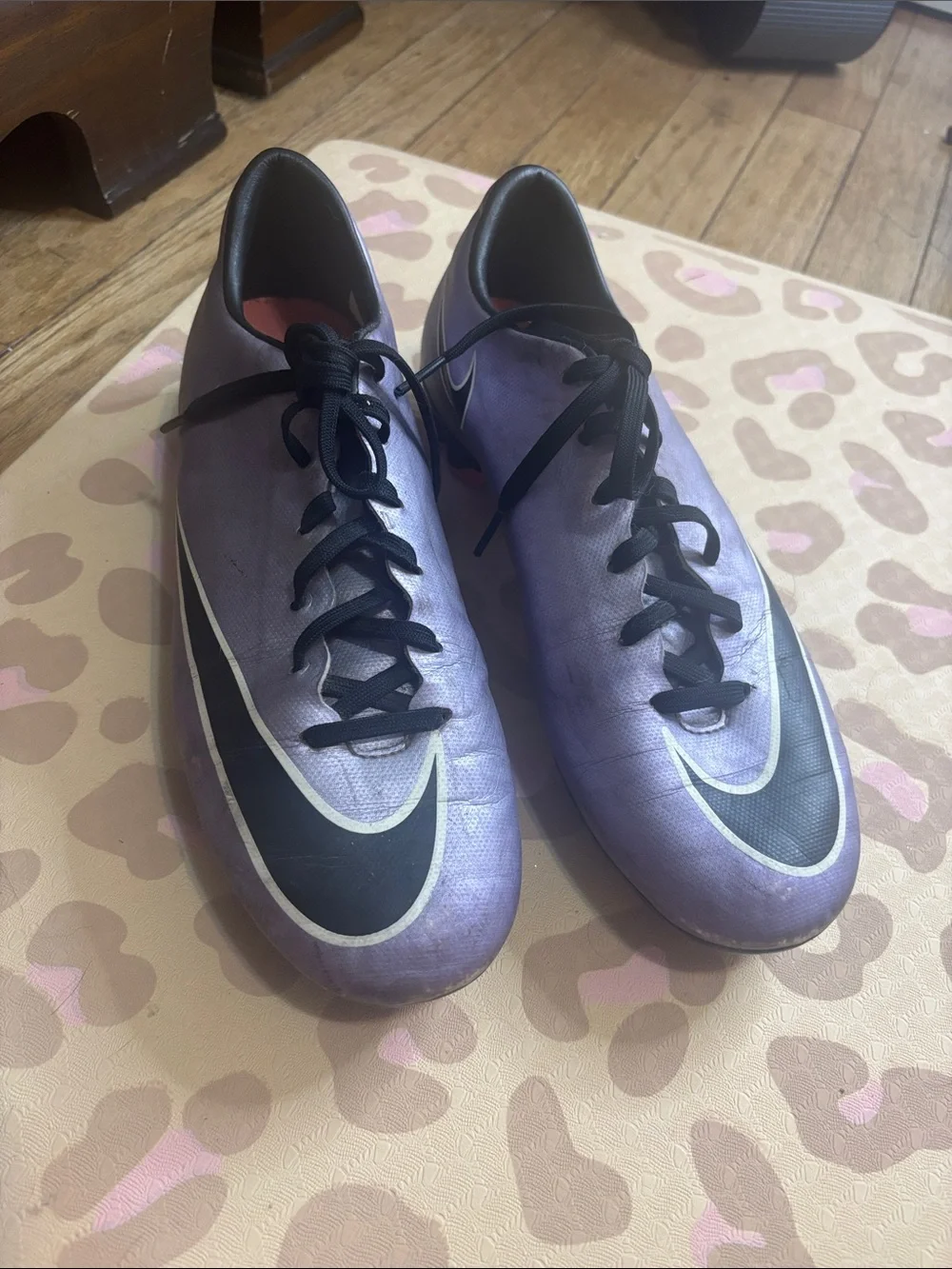 Nike Men’s Purple Athletic Soccer Shoes with Black Swoosh